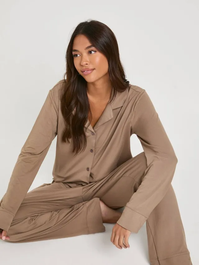 boohoo Dames Soft Touch pyjamaset met overhemd met knoopsluiting en broek Mokka