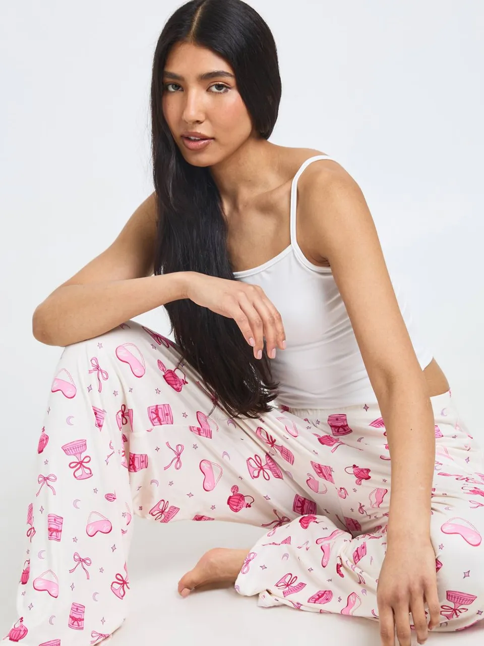 boohoo Dames Tall Pyjama Set Met Martini & Strik Print Cami En Broek beige, foto 2