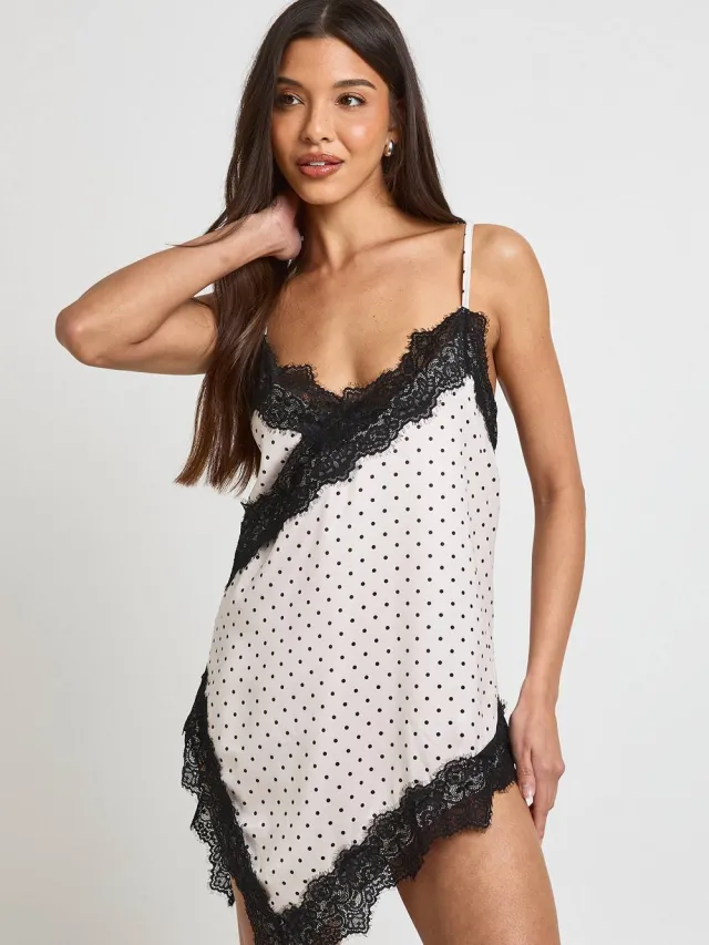 boohoo Dames Satijnen Nachthemd Met Stippenprint, Kantafwerking En Asymmetrische Zoom Crème