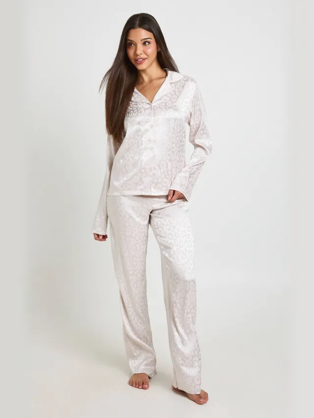 boohoo Dames Luipaard Jacquard Satijnen Pyjama Set Met Lange Mouwen Shirt & Broek Champagne