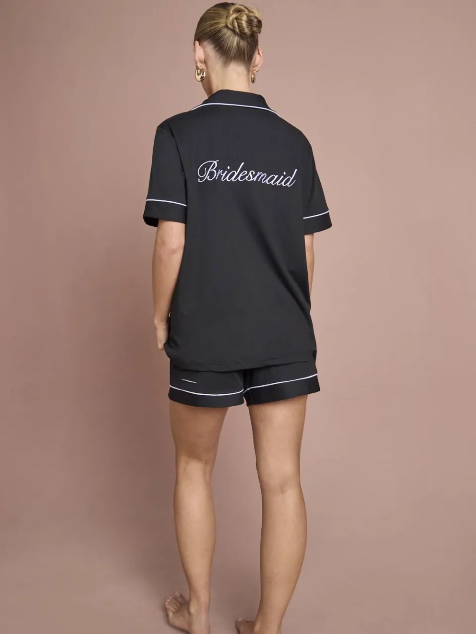 boohoo Dames Bruidspyjama 'bruidsmeisje' Jersey Geborduurd Korte Mouw Shirt & Korte Broek Set zwart, foto 2