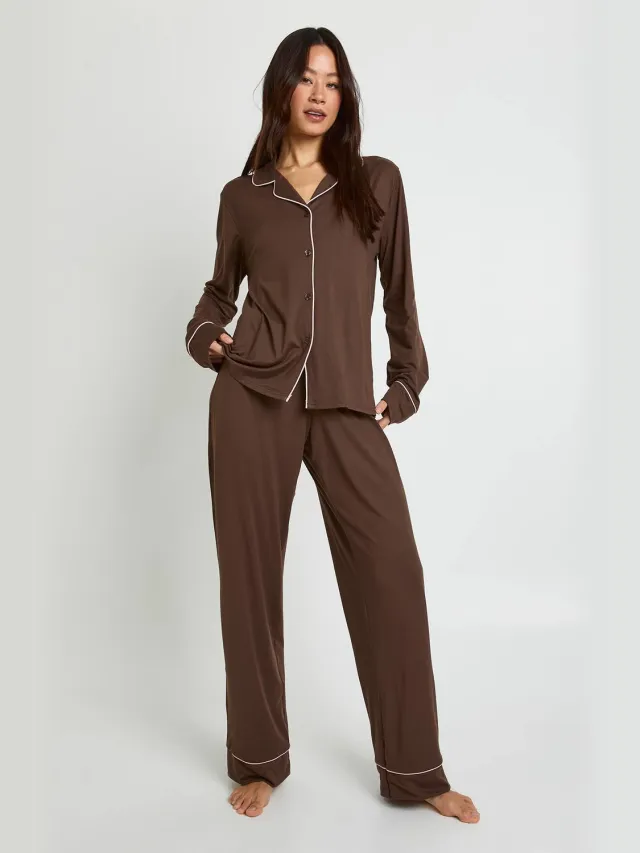 boohoo Dames Tall Jersey Pyjama Set met Paspeldetails - Shirt met Lange Mouwen & Broek Chocoladebruin