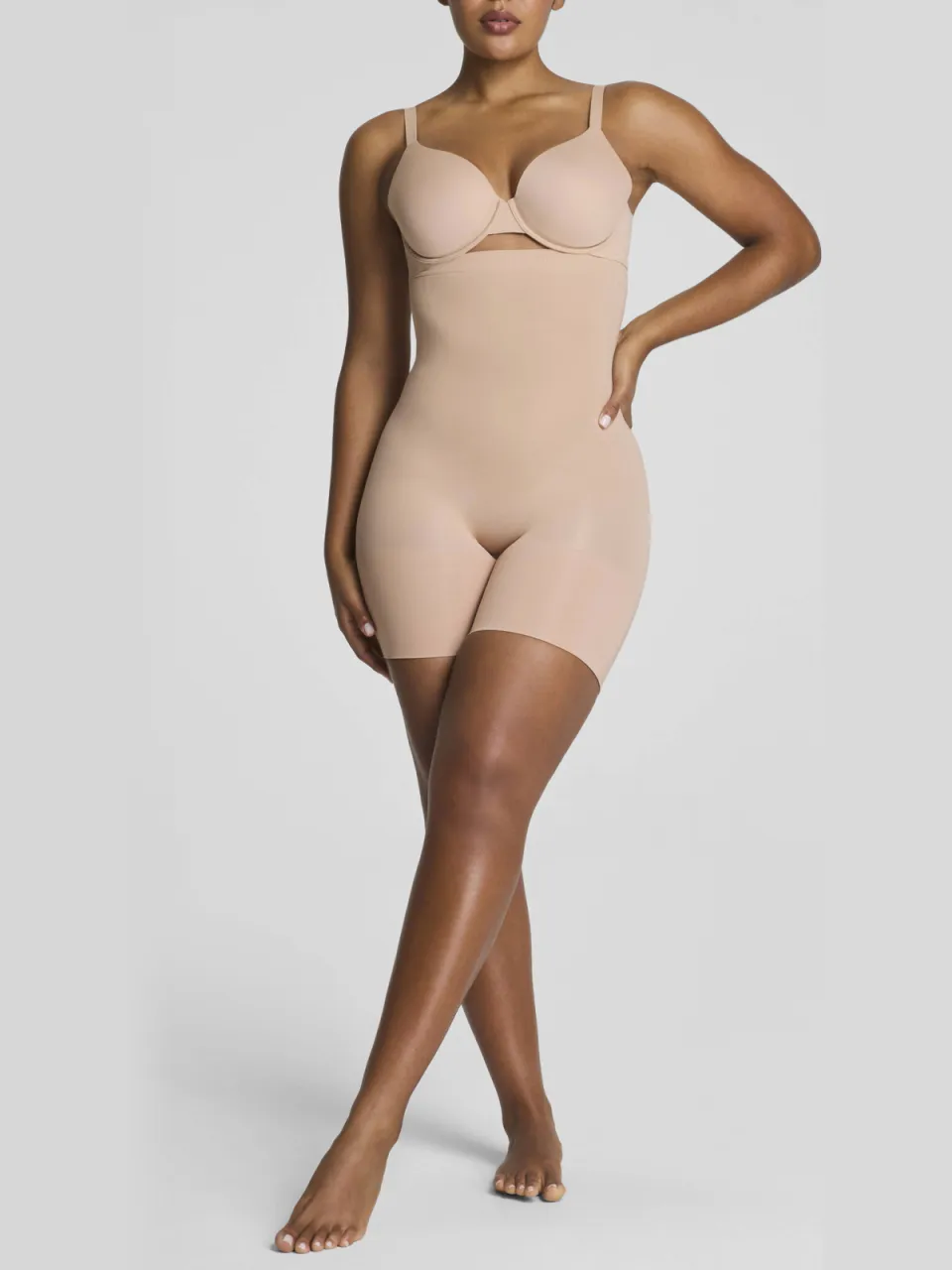 SPANX SPANXsculpt™ GoFigure seamless sterk corrigerende short High Waist Mid Thigh lichtbeige