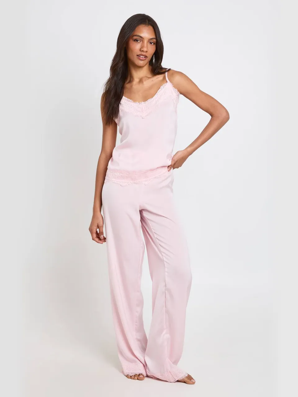 boohoo Dames Tall Pyjamaset Met Cami En Broek Met Wimperkanttrim roze, foto 3