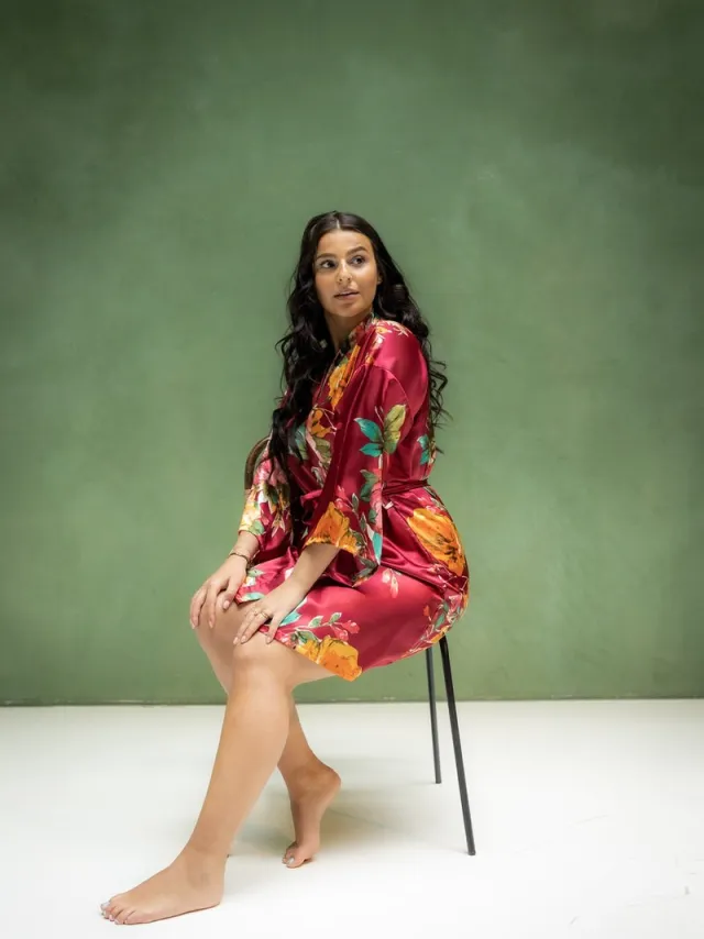 Kimomi Kimono satijn dames - prachtig rood met bloemen - kort model