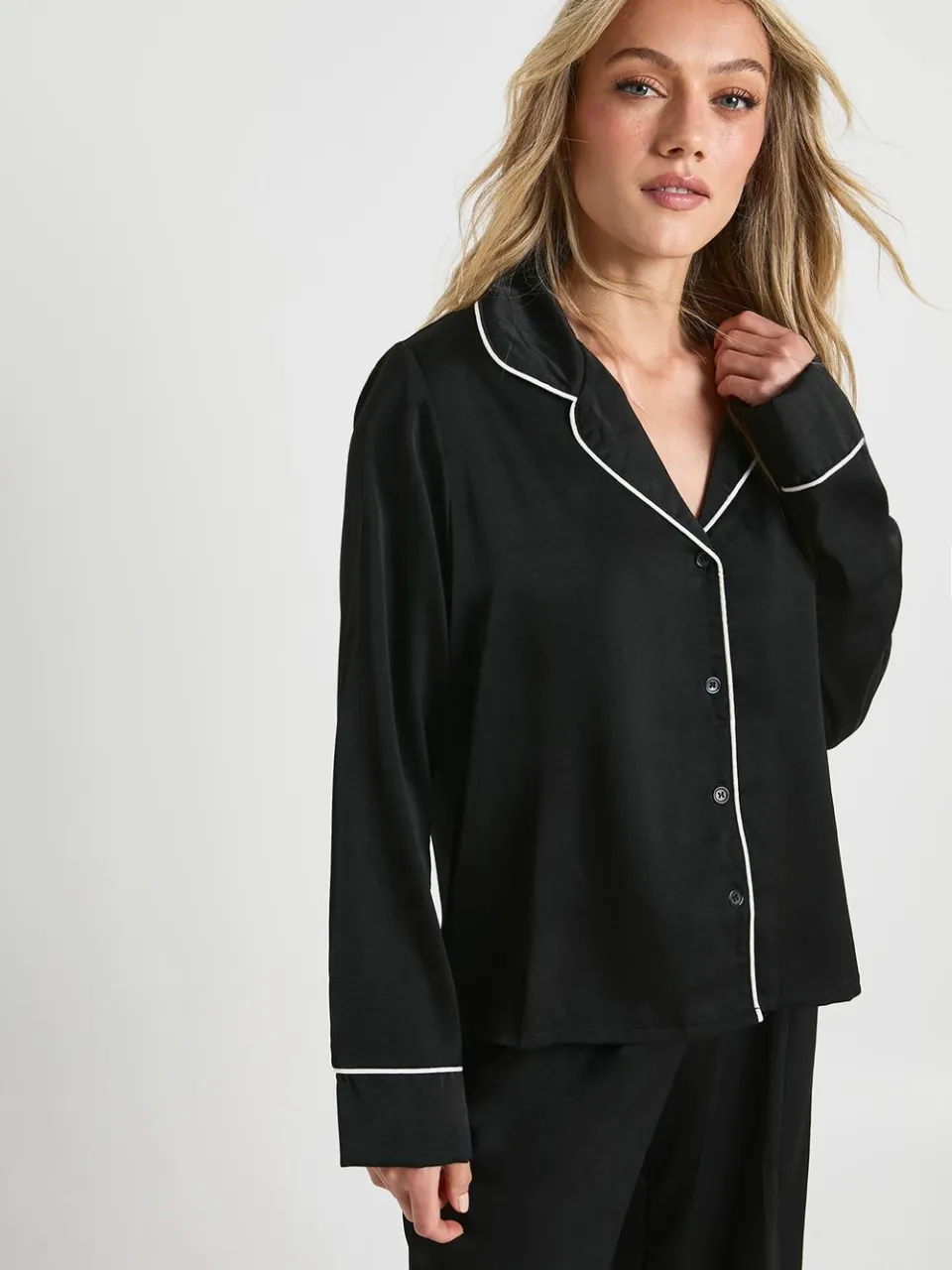 boohoo Dames Petite satijn pijpdetail lange mouwen overhemd & broek pyjamaset zwart, foto 4