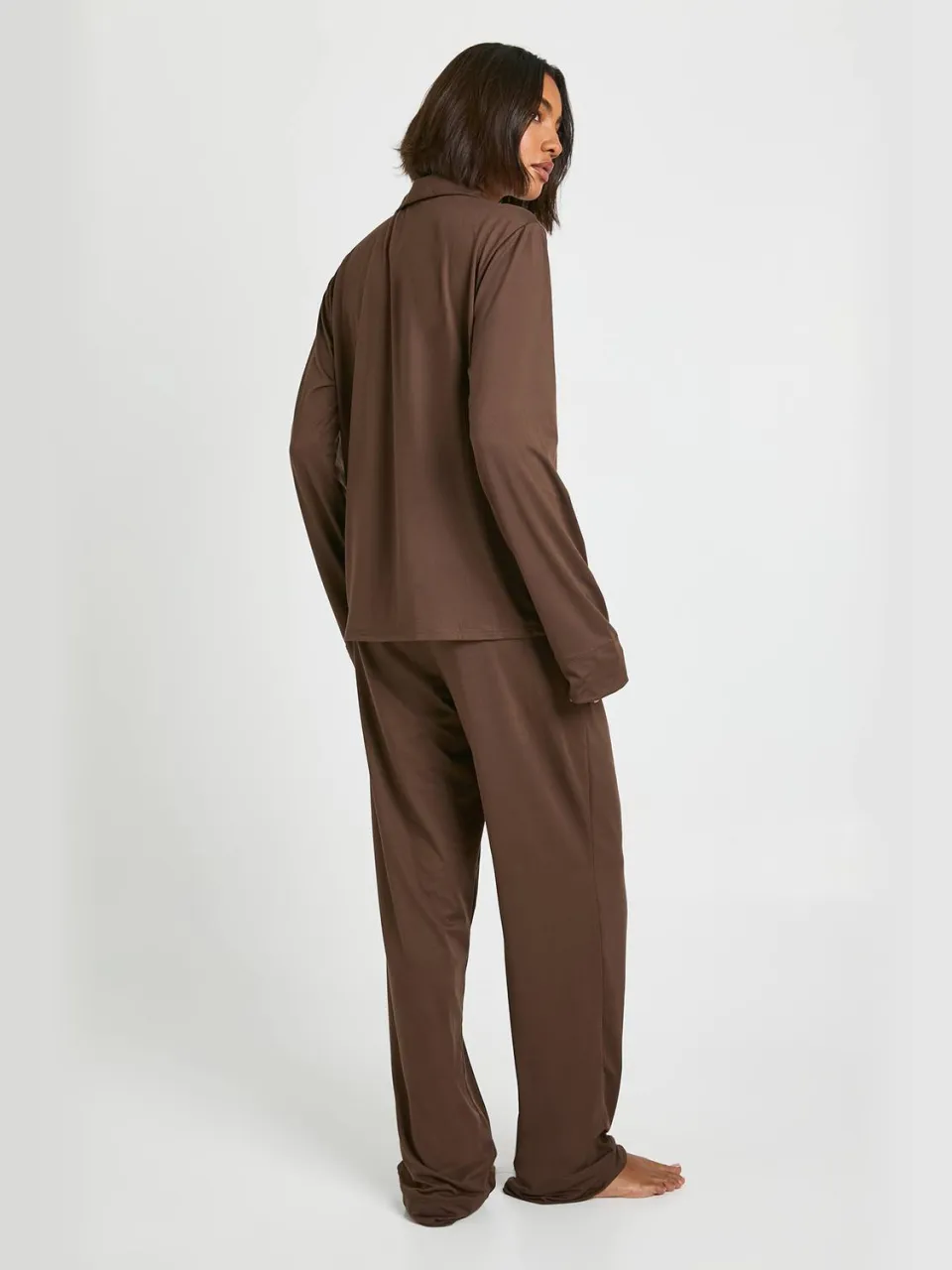 boohoo Dames Lang Soft Touch pyjama set met overhemd met knoopsluiting en broek chocoladebruin, foto 2