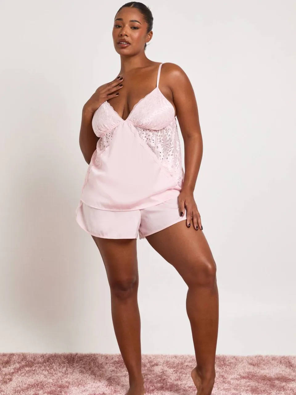 boohoo Dames Plus Valentijnsdag Satijn Kant Detail Hemdje & Korte Pyjama Set Lichtroze
