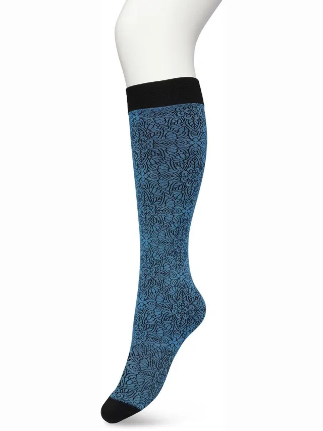Bonnie Doon Dames Bloemen Panty Kniekousen Blauw - Knie Kousen 100 denier - Gebloemd - Bloemen Print - Uitstekend draagcomfort - Mandala Flower Knee High - Kniesokken - Zakt niet af - OEKO-TEX - Vallarte Blue - BP221805.384