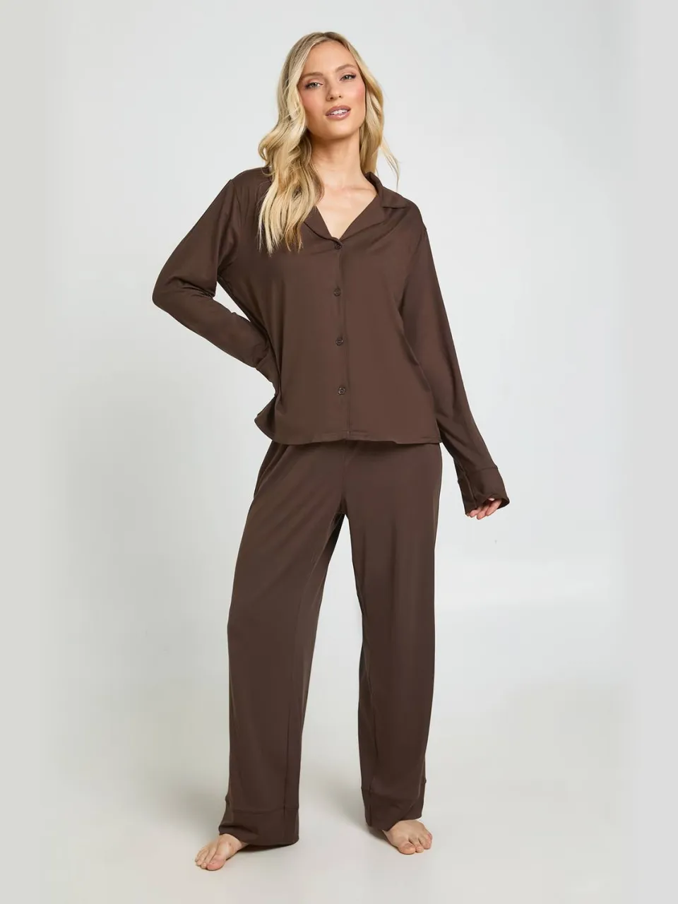 boohoo Dames Petite Pyjama Set Met Zacht Aanvoelend Doorknoop Shirt En Broek chocoladebruin, foto 3