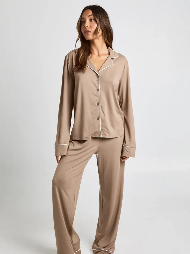 boohoo Dames Pyjamaset met langmouwshirt en broek met jersey piping-detail Mokka