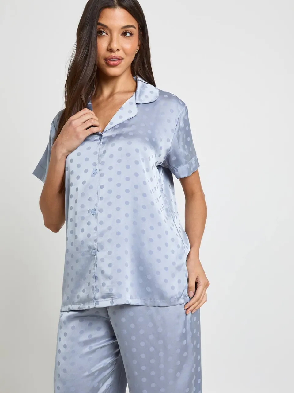 boohoo Dames Polkadot Jacquard Satijnen Pyjama Set Met Korte Mouwen Shirt & Broek stoffig blauw, foto 4