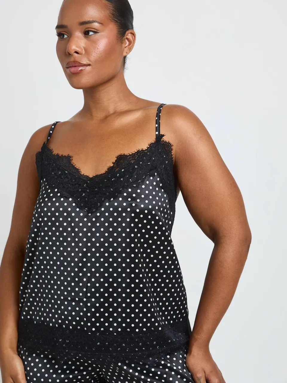 boohoo Dames Plus Satijnen Pyjama Set Met Stippenprint, Kanten Cami En Broek zwart, foto 3