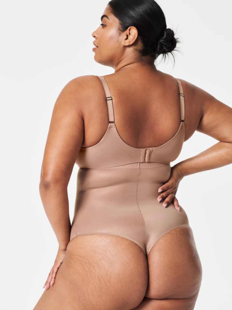 SPANX SPANXshape™ Invisible high waist medium corrigerende string donkerbeige, foto 3