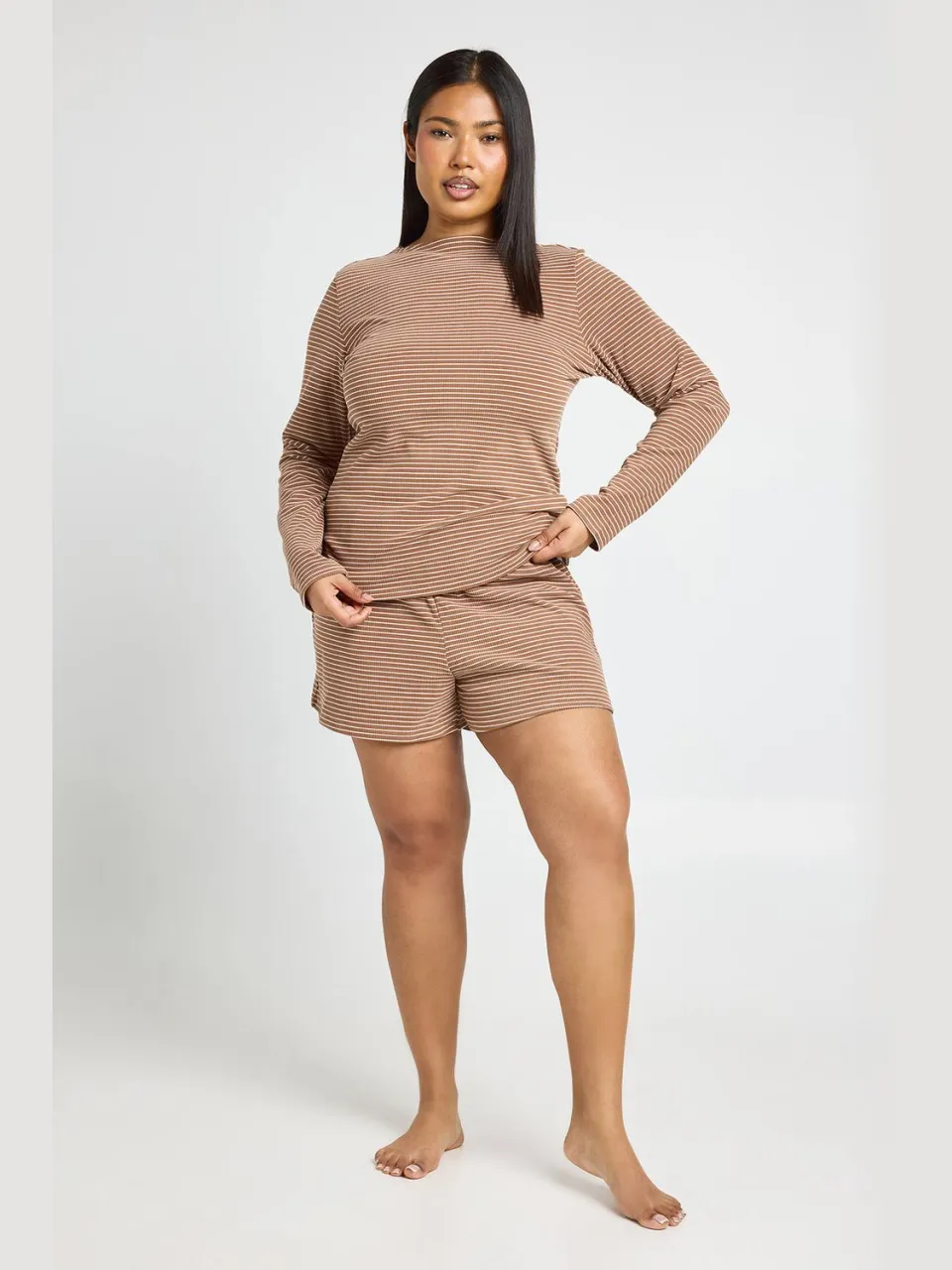 boohoo Dames Plus Zachte Geribbelde Gestreepte Pyjama Set Met Lange Mouwen Top & Korte Broek chocoladebruin, foto 2