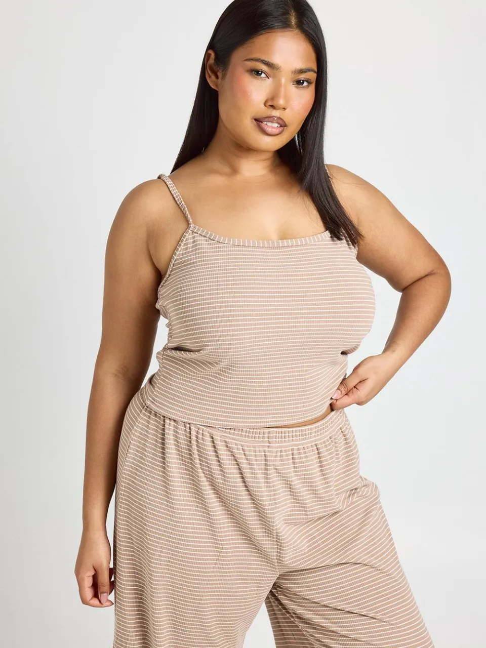 boohoo Dames Plus Zachte Geribbelde Gestreepte Hemdjes & Broek Pyjama Set mokka, foto 3