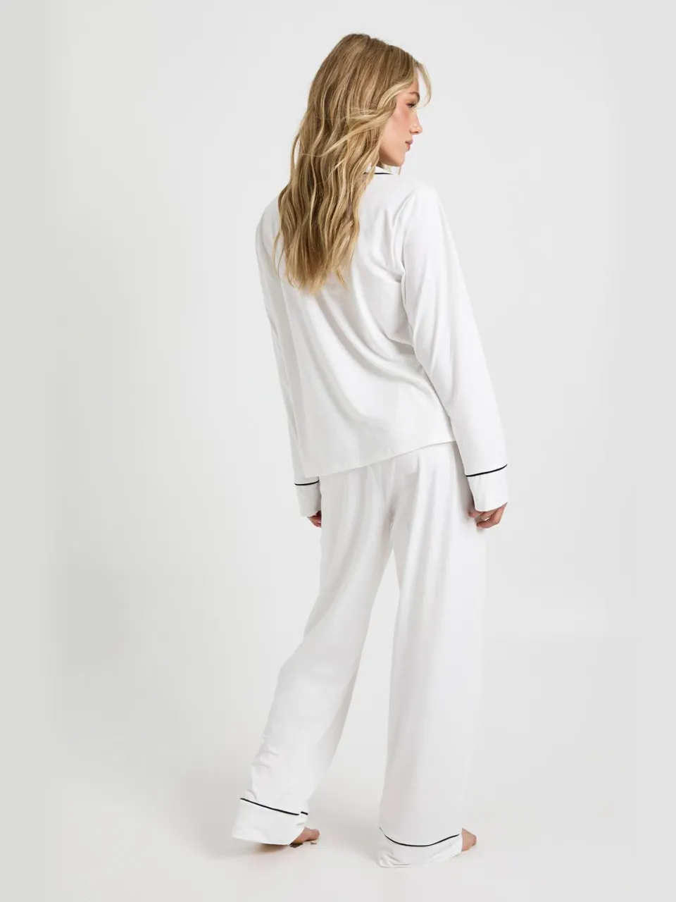 boohoo Dames Petite Jersey met pijpdetail langarmig overhemd & broekpyjamasset wit, foto 2