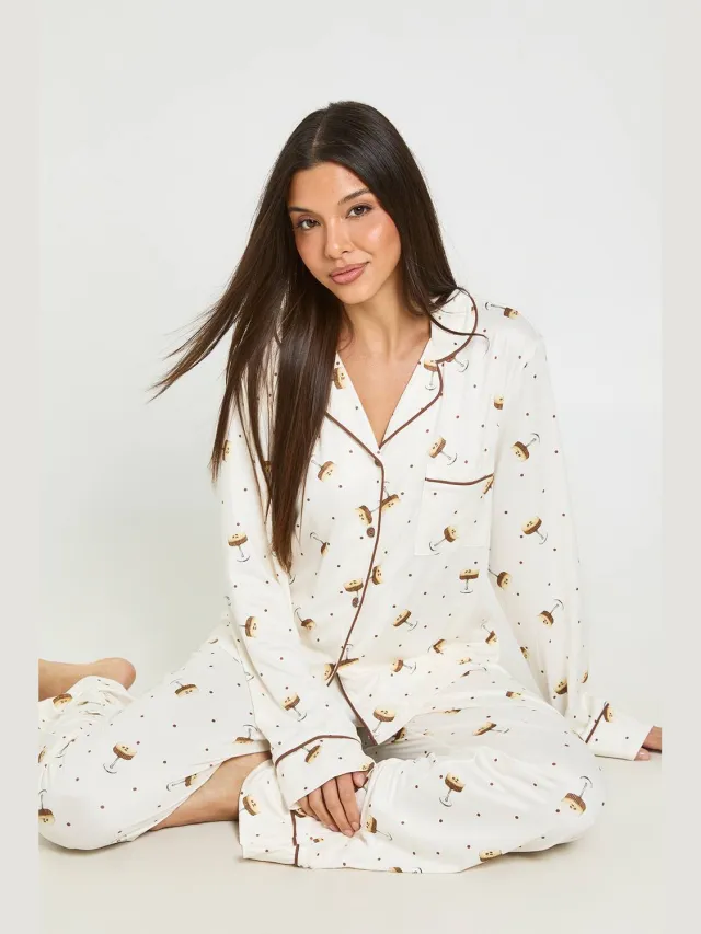 boohoo Dames Espresso Martini Print Pyjama Set Met Shirt En Broek Met Lange Mouwen Crème