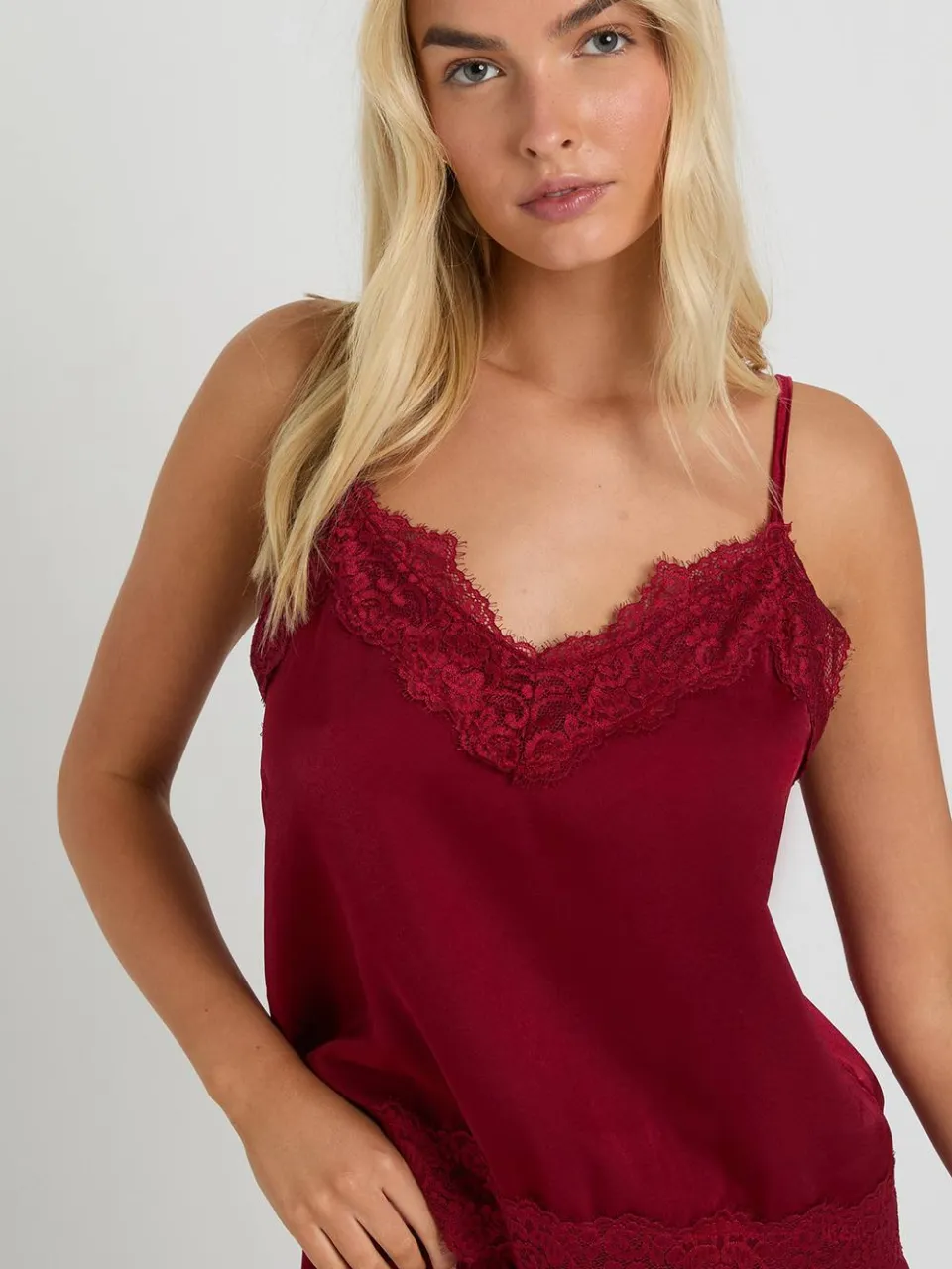 boohoo Dames Cami- en shortpyjamaset met wimperkant bordeaux rood, foto 4