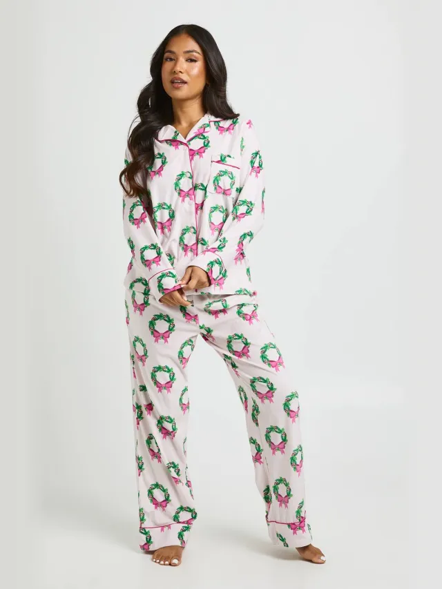 boohoo Dames Petite Super Zachte Krans Print Pyjama Set Met Shirt Met Lange Mouwen & Broek Lichtroze