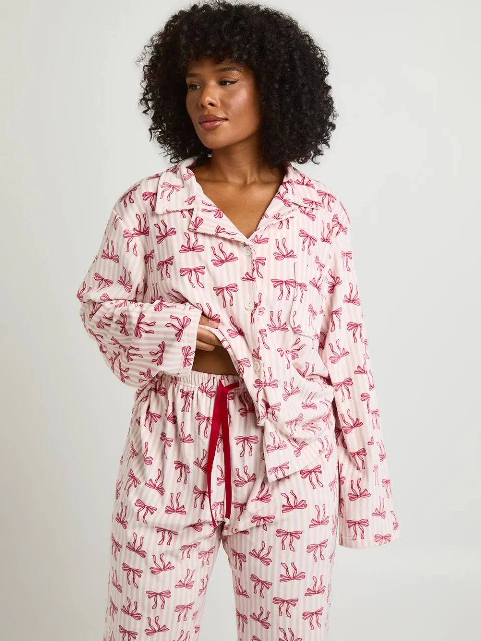 boohoo Dames Plus Pyjama Set Met Fleece Shirt Met Lange Mouwen En Broek Met Streep- En Strikprint baby roze, foto 3