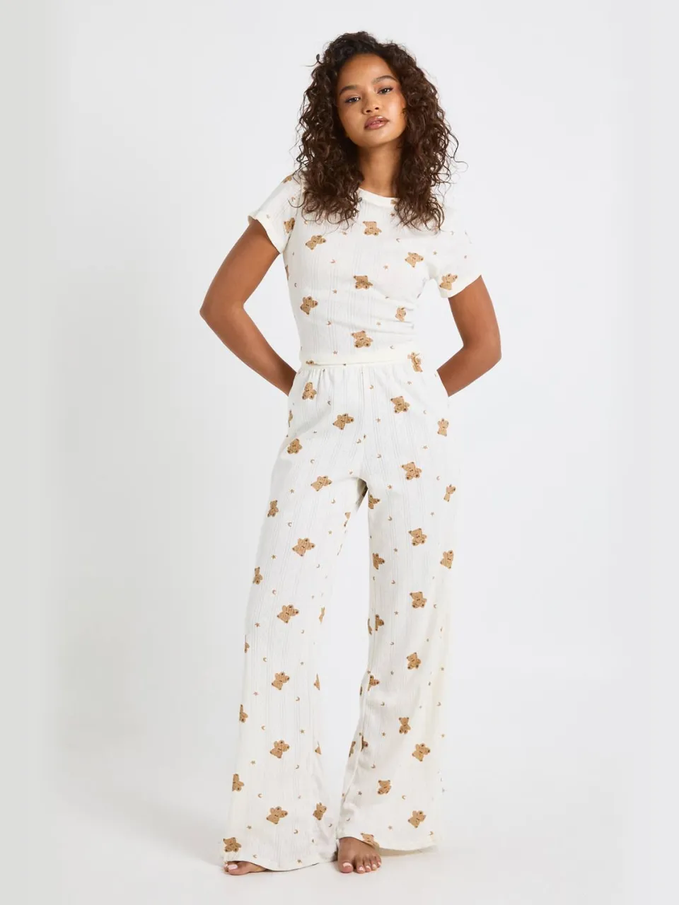 boohoo Dames Pointelle Bear Print Baby T-Shirt en Pyjama Set met wijde pijpen Crème