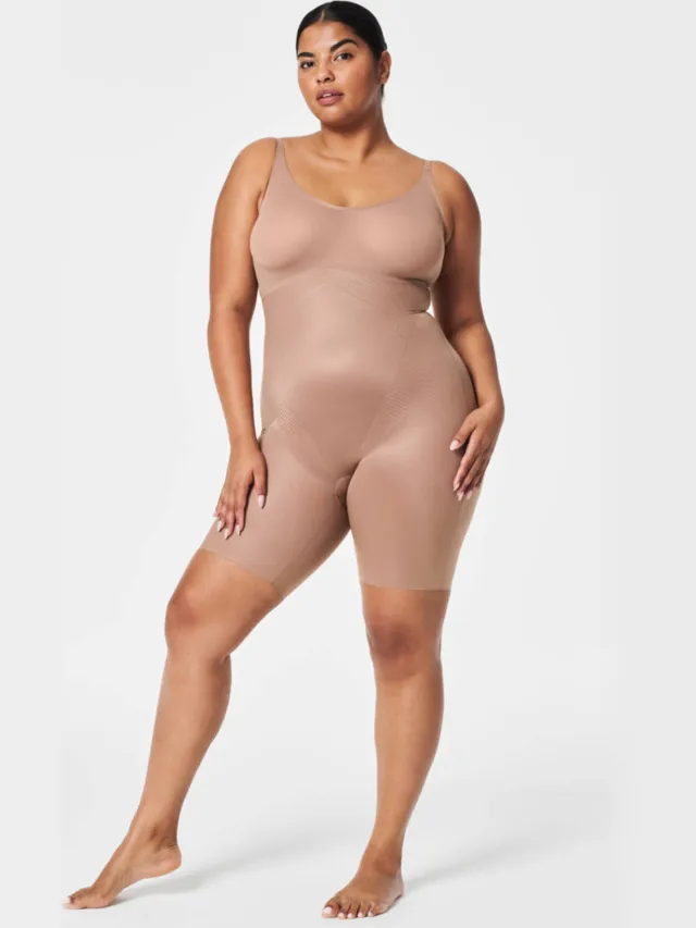 SPANX SPANXshape™ Invisible medium corrigerende Closed-Bust Mid-Thigh bodysuit donkerbeige