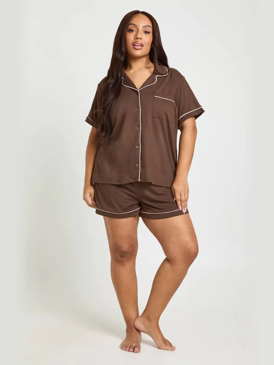 boohoo Dames Plus Jersey Pyjama Set Met Paspelbiezen Korte Mouwen En Short chocoladebruin, foto 3