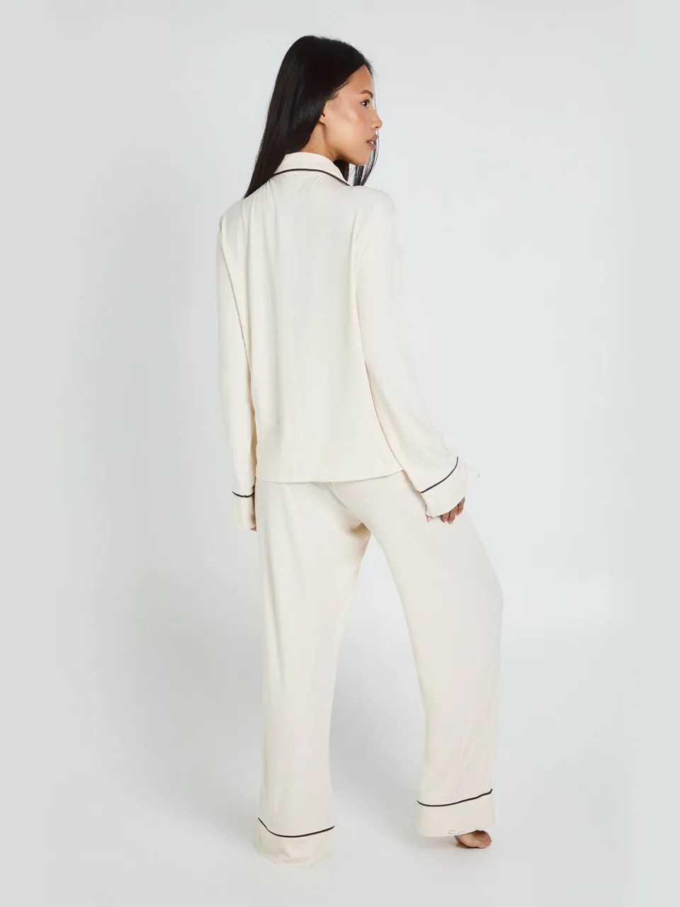 boohoo Dames Petite Zachte Rib Lange Mouw Shirt & Broek Pyjama Set crème, foto 2