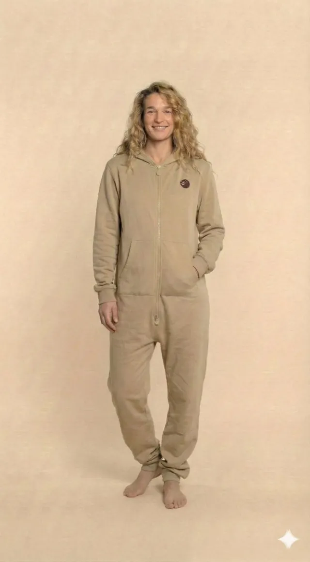 Knuffle Dames Jogging Onesie | Van het bekende Nederlandse merk Knuffle® | Linda: "De allerbeste Onesie ooit gemaakt! Stijlvol, comfortabel en perfecte kwaliteit" | Gratis verzending | Handgemaakt in Portugal | In 4 kleuren; dit is maat L in de kleur Beige
