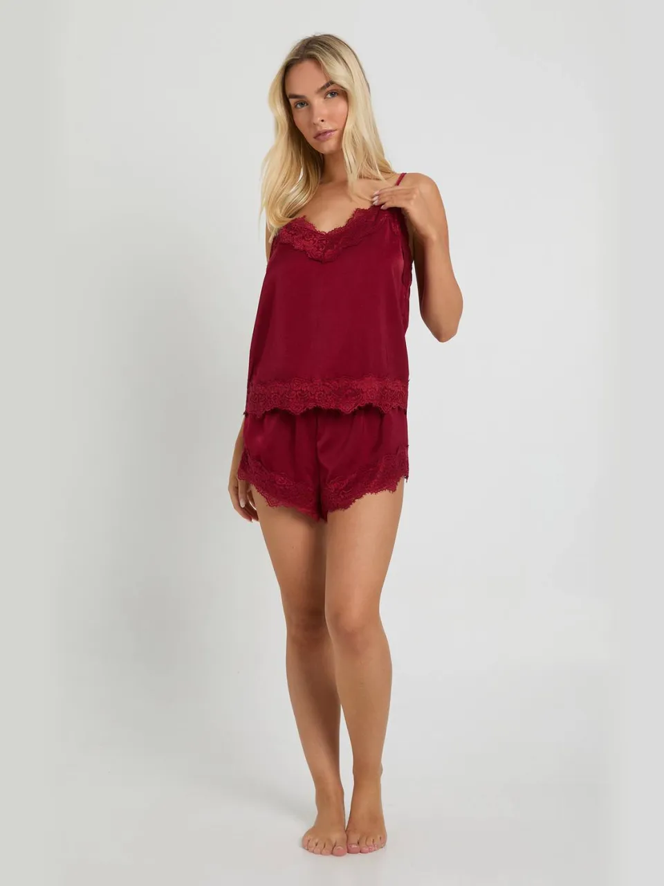 boohoo Dames Cami- en shortpyjamaset met wimperkant Bordeaux Rood