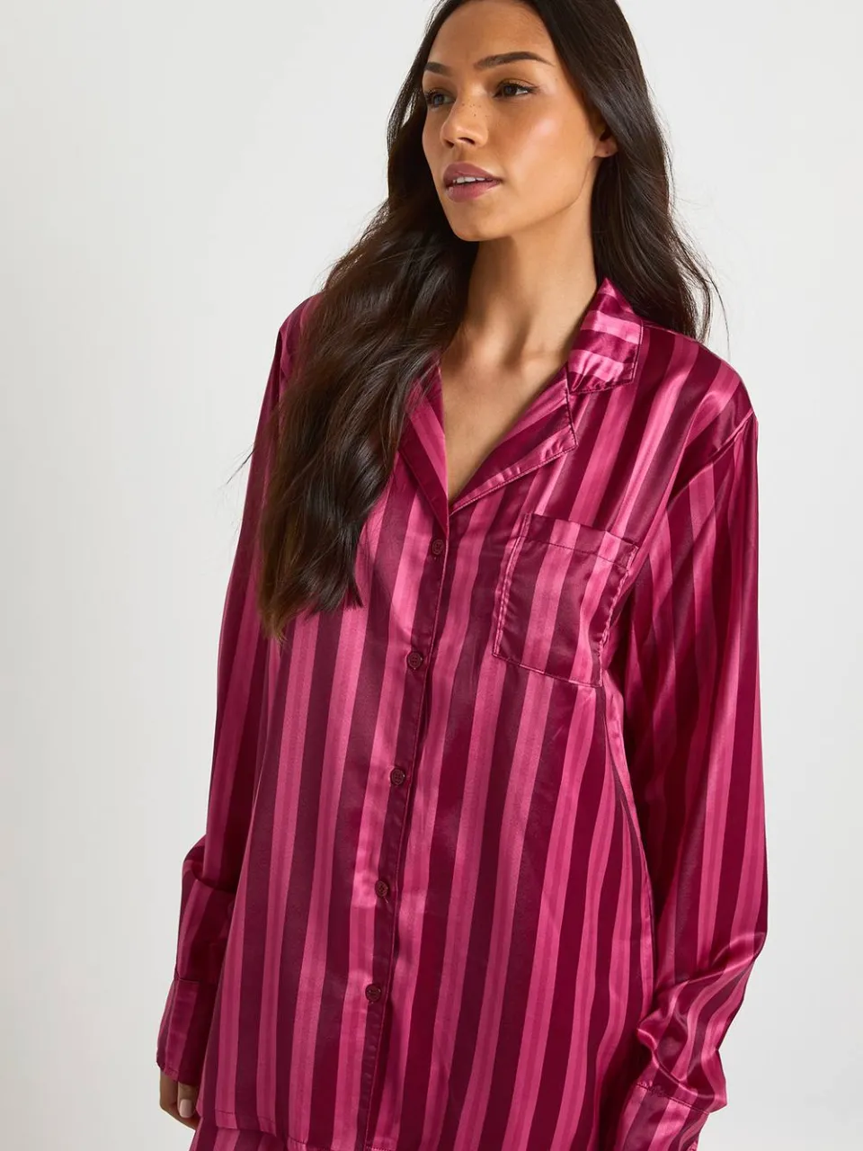 boohoo Dames Tall oversized satijn gestreept overhemd met lange mouwen & broek pyjamaset donker roze, foto 4