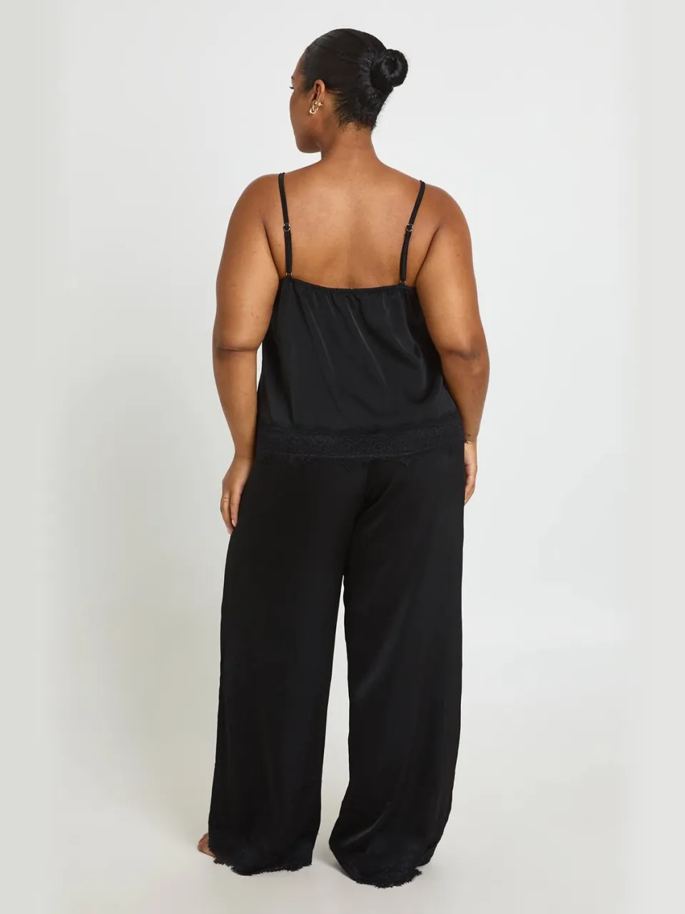 boohoo Dames Plus Satijnen Kanten Cami En Broek Pyjama Set zwart, foto 2