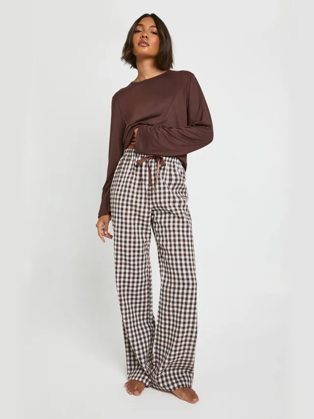 boohoo Dames Pyjamaset voor lange maten in Soft Touch gingham: top met lange mouwen en broek Chocoladebruin