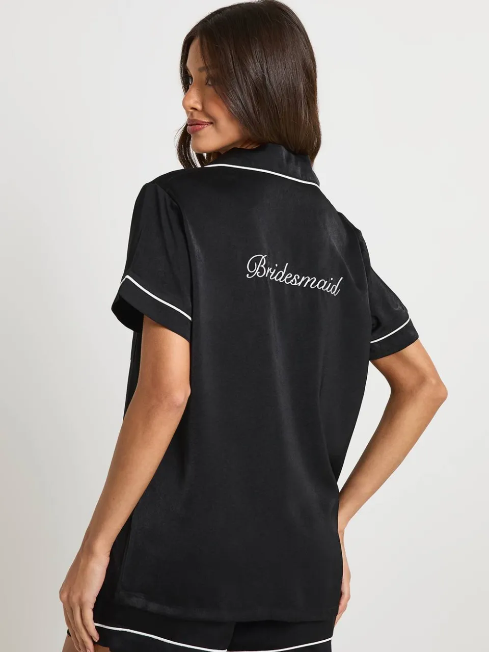 boohoo Dames Bruidspyjama 'Bruidsmeisje' Satijn Geborduurd Korte Mouw Shirt & Korte Broek Set zwart, foto 3