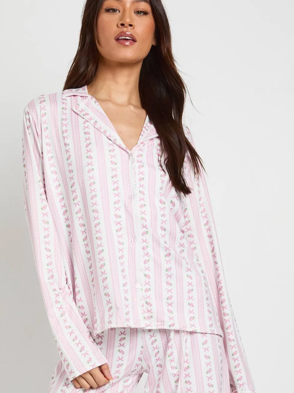 boohoo Dames Tall Pyjama Set met Strikprint - Shirt met Lange Mouwen & Broek roze, foto 4