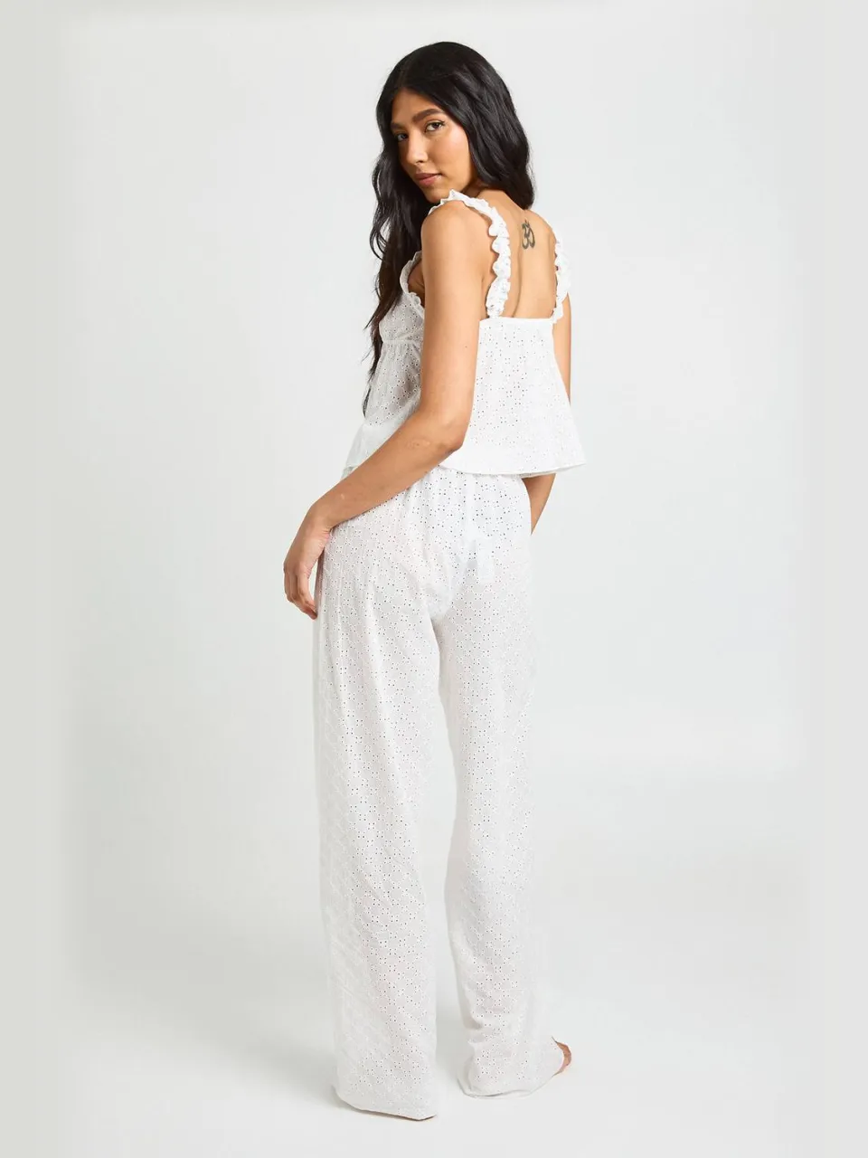boohoo Dames Tall Pyjama Set Met Cami En Broek Met Broderie Ruches Detail wit, foto 2