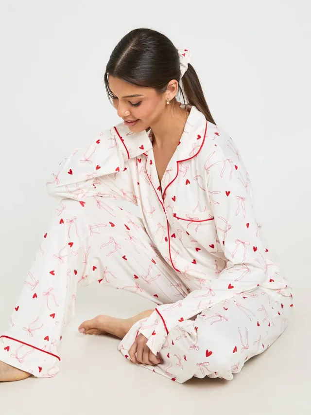 boohoo Dames Pyjama Set Van 3 Stuks Met Hartjes- En Strikprint, Shirt Met Lange Mouwen En Broek Wit