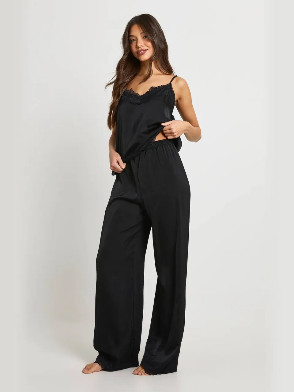 boohoo Dames Cami & Broek Pyjama Set met wimperkant zwart, foto 3