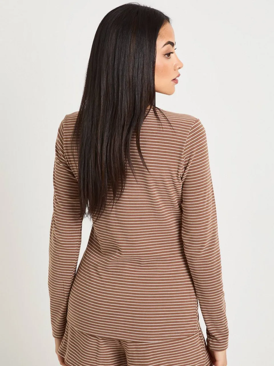 boohoo Dames Zachte Geribbelde Gestreepte Pyjama Set Met Lange Mouwen Top & Korte Broek chocoladebruin, foto 3