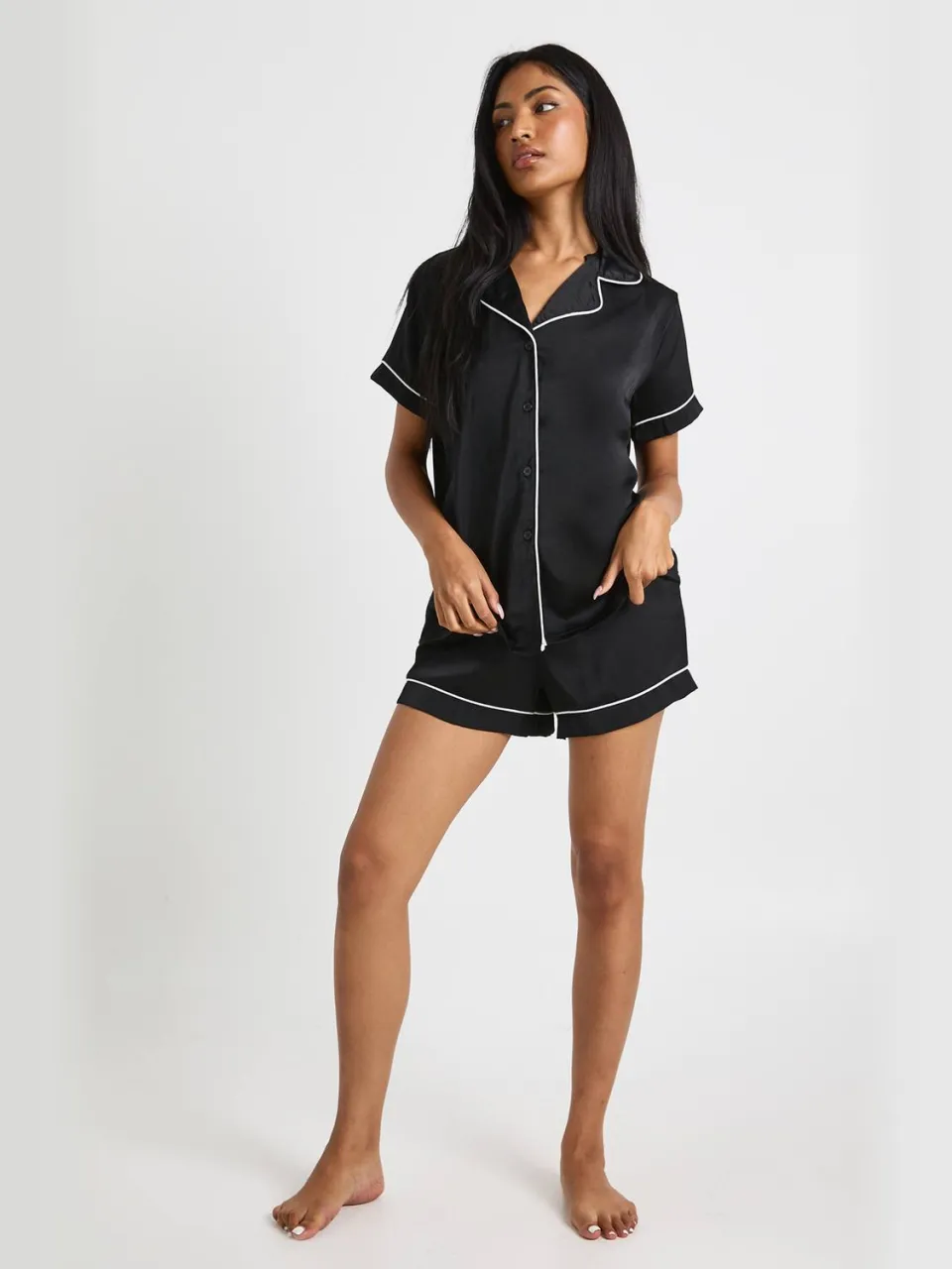 boohoo Dames Satin Piping Detail Short Sleeve Shirt & Shorts Pyjama Set zwart, foto 3
