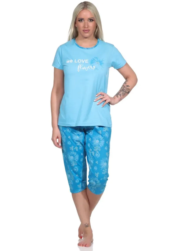 Normann Damespyjama met korte mouwen en capri broek in Floral Optics hellblau