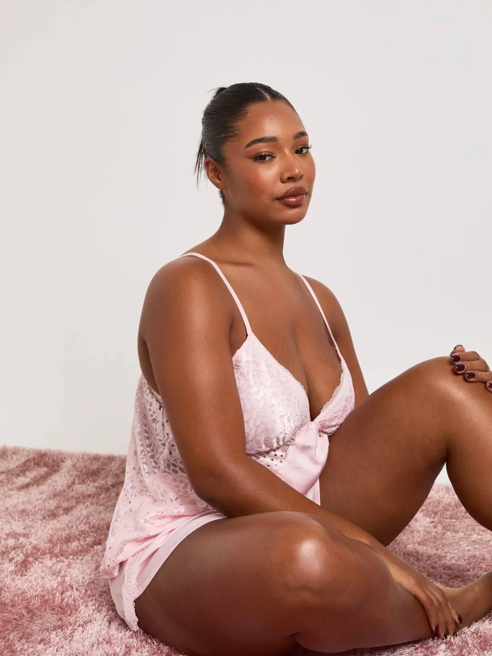 boohoo Dames Plus Valentijnsdag Satijn Kant Detail Hemdje & Korte Pyjama Set lichtroze, foto 3