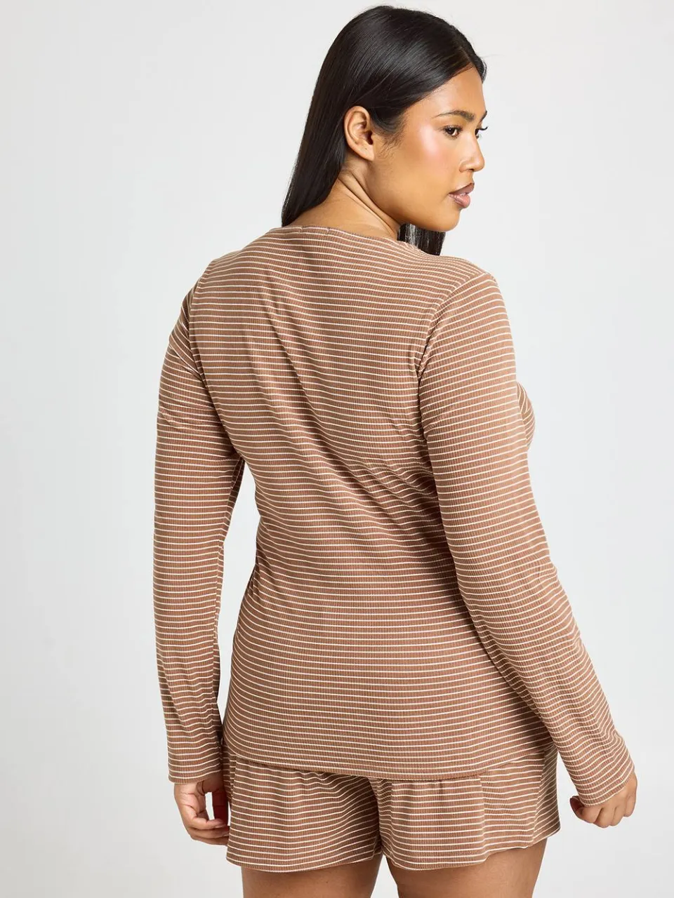 boohoo Dames Plus Zachte Geribbelde Gestreepte Pyjama Set Met Lange Mouwen Top & Korte Broek chocoladebruin, foto 3