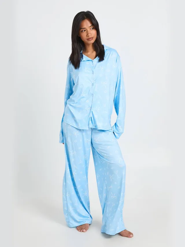 boohoo Dames Petite Pyjamaset Met Martiniglas & Strikprint Shirt Met Lange Mouwen En Broek Blauw