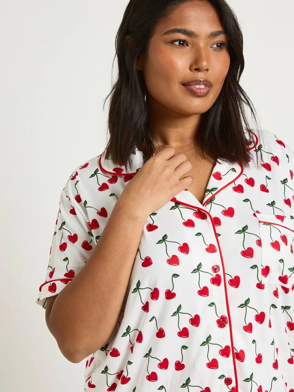 boohoo Dames Plus Valentijnsdag Hart Kersen Print Korte Mouw Shirt & Korte Pyjama Set wit, foto 4