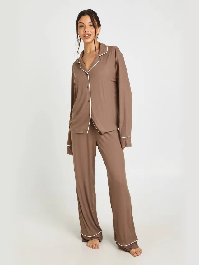 boohoo Dames Zachte Geribbelde Pyjama Set Met Paspeldetail, Shirt Met Lange Mouwen & Broek Chocoladebruin