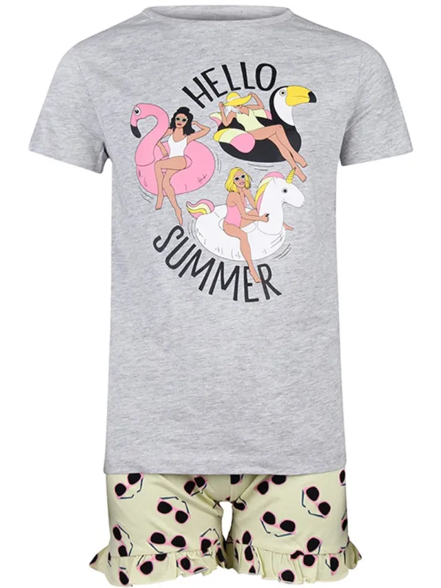 PEBBLE STONE Een Super leuke meisje Shortama met een zonnige print Hello Summer. In de kleur lichtgrijs met pastelkleuren. Maat 146/152. Van het bekende merk PEBBLE STONE