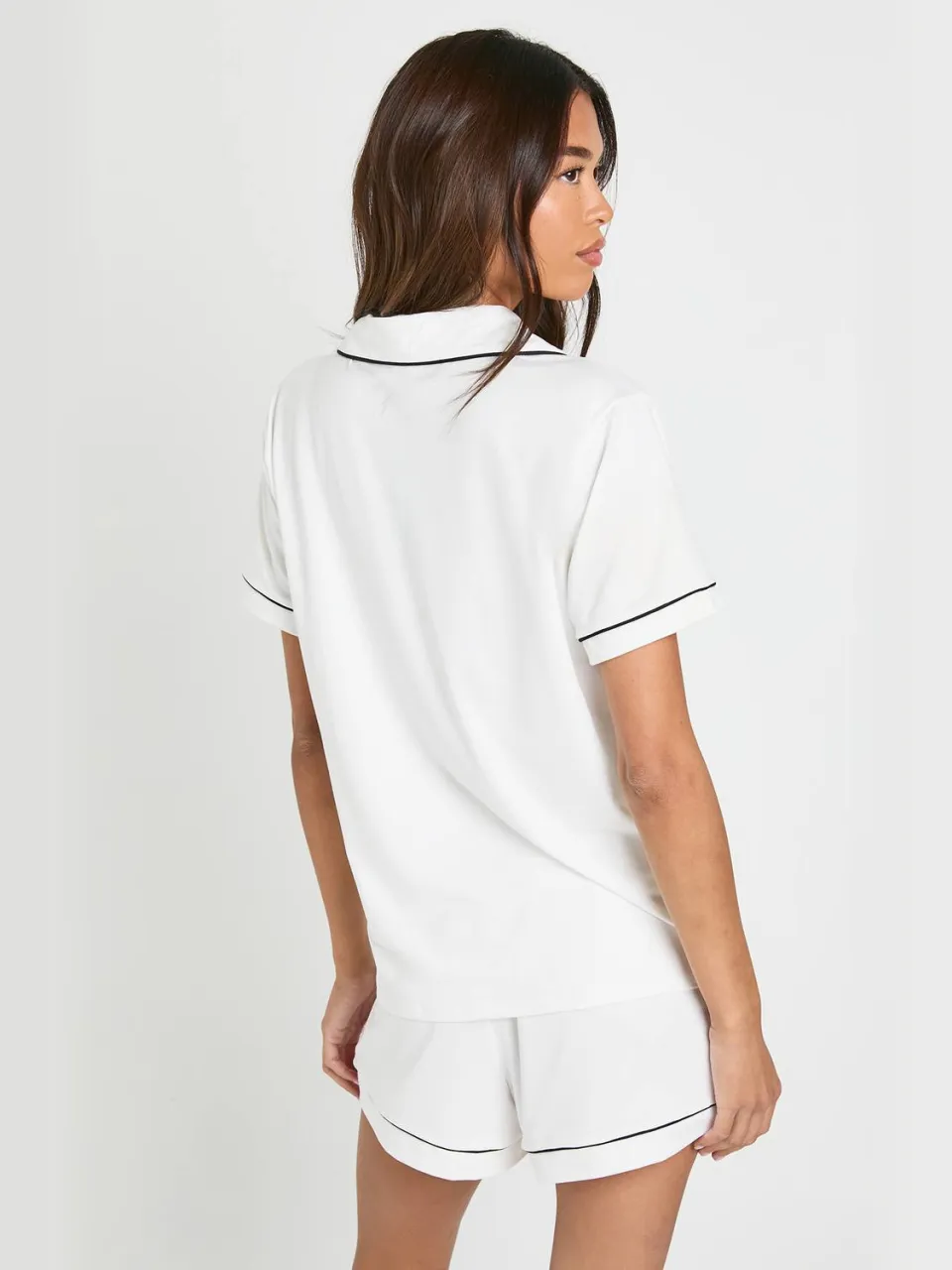 boohoo Dames Pyjama set met t-shirt met korte mouwen en korte broek met jersey piping detail wit, foto 3