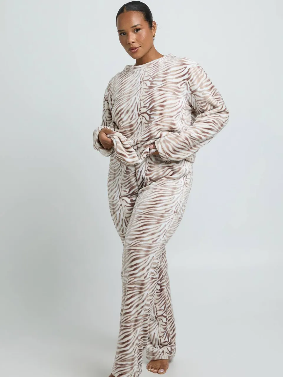 boohoo Dames Plus Zebraprint Fleece Pyjama Set, foto 2